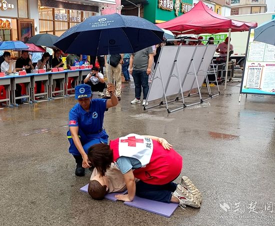 藍(lán)天救援隊(duì)和區(qū)紅十字會工作人員講解演示心肺復(fù)蘇動(dòng)作要領(lǐng)_副本.jpg.jpg