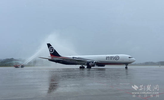 貨航首班進(jìn)港。胡小軍 攝.jpg