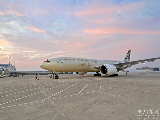 飛機(jī)?？客戤?。金康 攝.jpeg