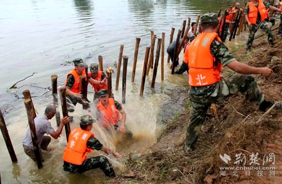 7月13日，武警官兵在高橋河執(zhí)行封堵管涌的任務(wù)_副本.jpg.jpg