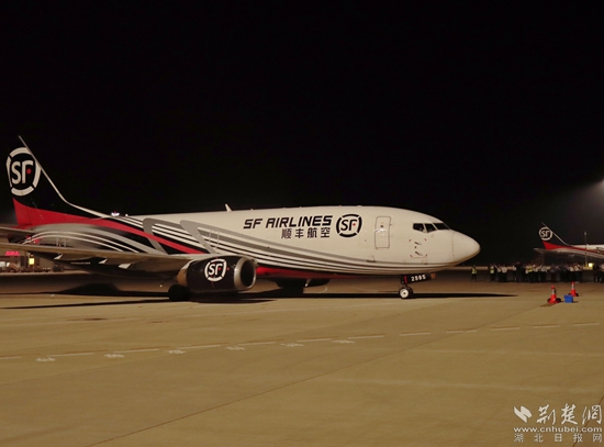 順豐B737-300駛向停機(jī)位。金康 攝.jpg