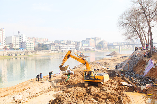 崇陽(yáng)陸水河綜合治理工程現(xiàn)場(chǎng)。.JPG